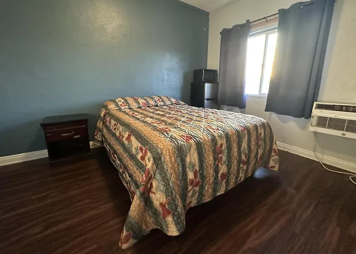 Unity Hotel - No Parking & Rooms Are Upstairs