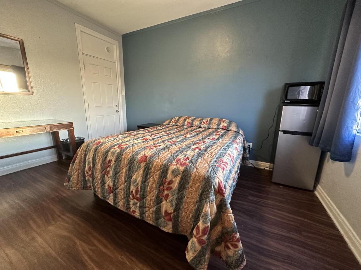 Unity - No Parking & Are Upstairs Motel *