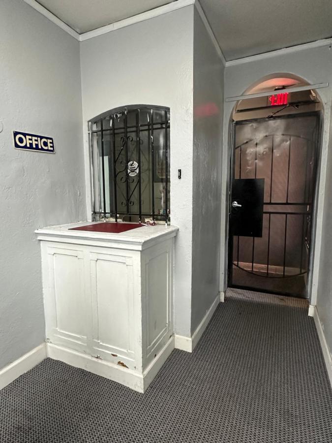Motel Unity - No Parking & Are Upstairs