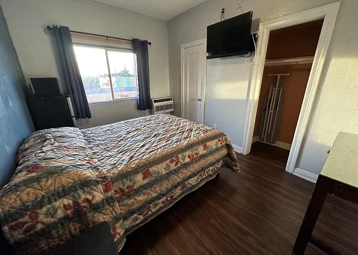 Unity Hotel - No Parking & Rooms Are Upstairs